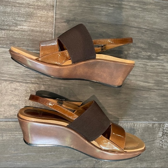 Dansko Shoes - NEW Dansko Brown Gold Leather Strap Sandals